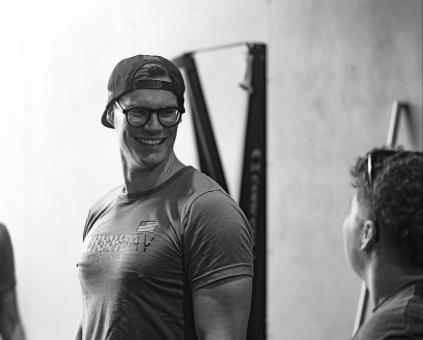 Matthieu Vanderkelen coachant un athlète en salle CrossFit