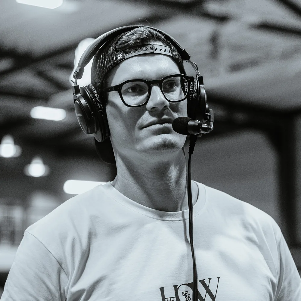 Matthieu Vanderkelen au commentaire d'une compétition CrossFit, casque et micro